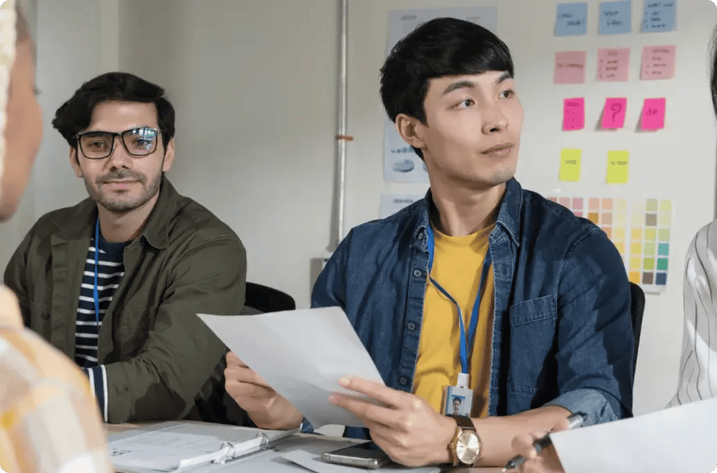 作为劳动力发展计划的一部分，年轻专业人员在办公会议上开展合作